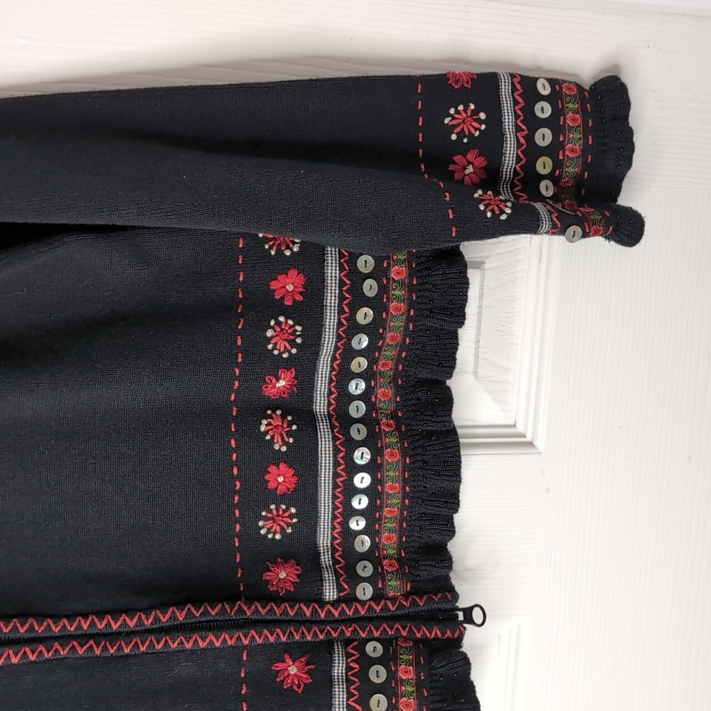 Icelandic Design Sweater Size M - image 3